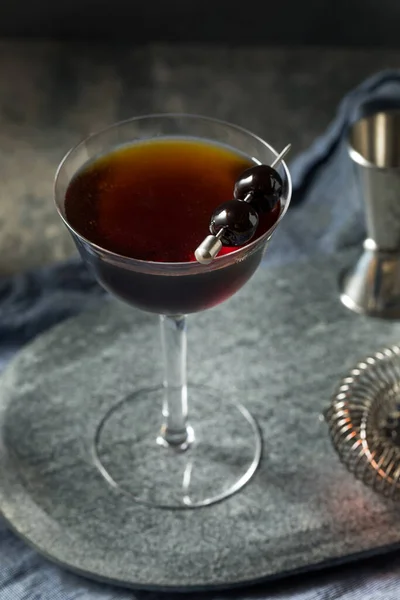 Освіжаючи Boozy Black Manhattan Cocktail Амаро Рай — стокове фото