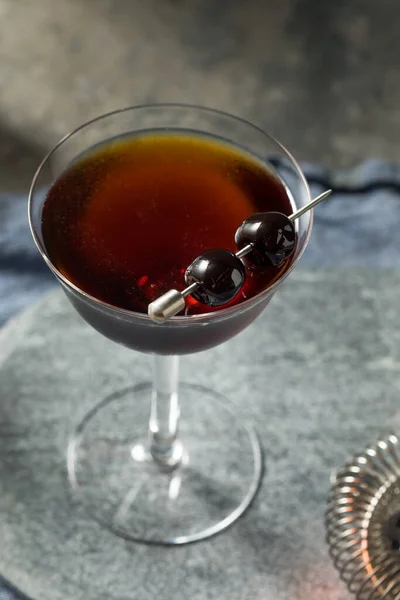 Refrescante Cóctel Negro Manhattan Con Amaro Centeno — Foto de Stock