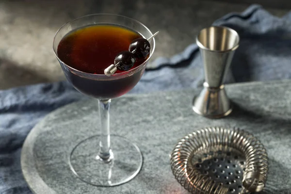 Refrescante Boozy Black Manhattan Cocktail Com Amaro Rye — Fotografia de Stock