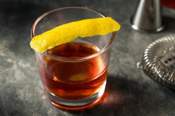 Drank Verfrissend New Orleans Sazerac Cocktail Met Een Citroenschil — Stockfoto