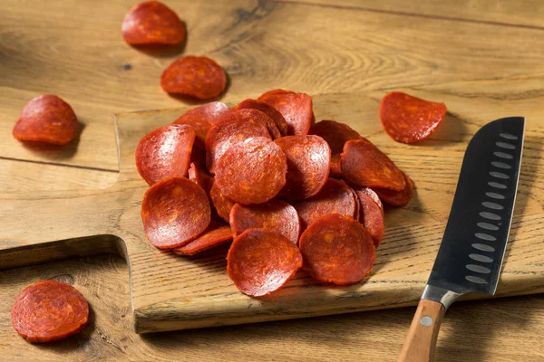 Fatias Pepperoni Italianas Não Curadas Orgânicas Prontas Para Usar — Fotografia de Stock