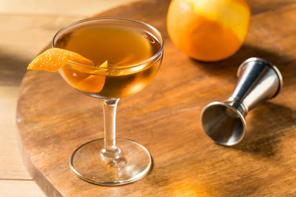 Boozy Classic Hanky Panky Cocktail Dżinem Dekoracją Pomarańczową — Zdjęcie stockowe