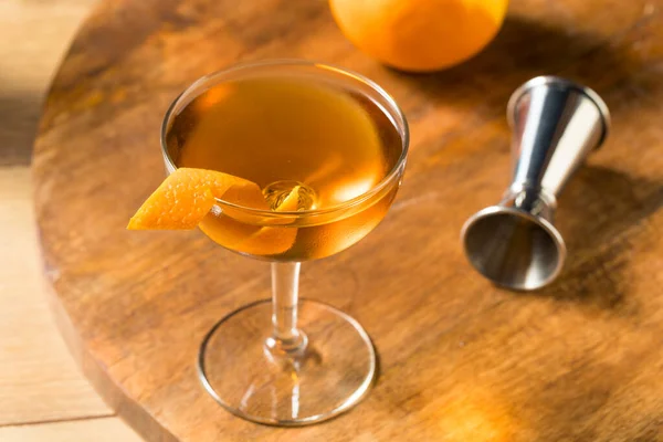 Boozy Classic Hanky Panky Cocktail Dżinem Dekoracją Pomarańczową — Zdjęcie stockowe