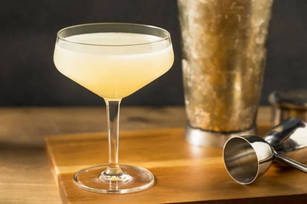Boozy Corpse Reviver Cocktail Con Gin Limone — Foto Stock