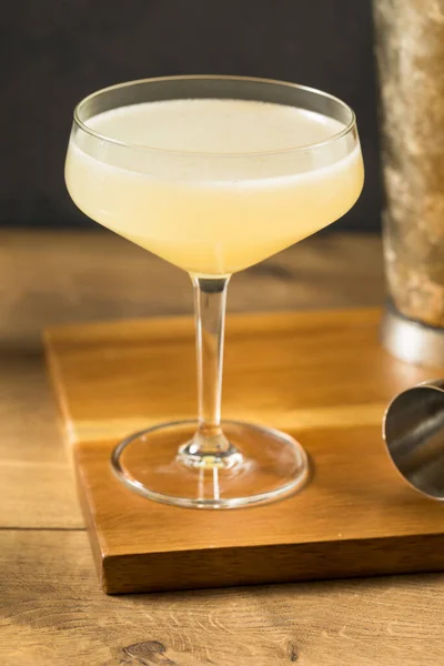 Boozy Corpse Reviver Κοκτέιλ Τζιν Και Λεμόνι — Φωτογραφία Αρχείου