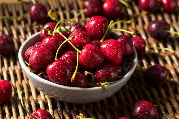 Rohe Rote Bio Kirschen Einer Schüssel — Stockfoto