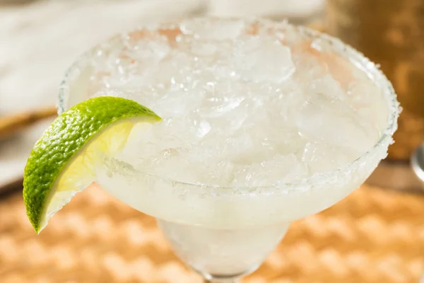 Erfrischende Kalte Boozy Frozen Tequila Margarita Mit Salz Und Limette — Stockfoto