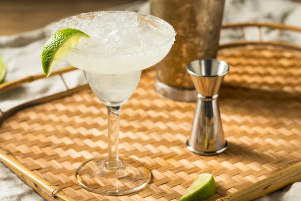 Orzeźwiająca Zimna Gorzała Mrożona Tequila Margarita Solą Wapnem — Zdjęcie stockowe