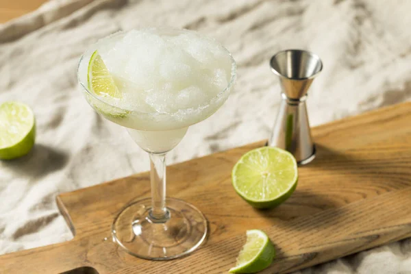 Erfrischende Kalte Boozy Frozen Tequila Margarita Mit Salz Und Limette — Stockfoto