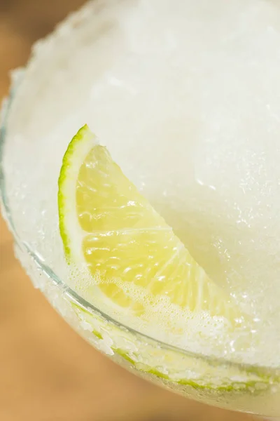 Uppfriskande Kall Boozy Frozen Tequila Margarita Med Salt Och Lime — Stockfoto
