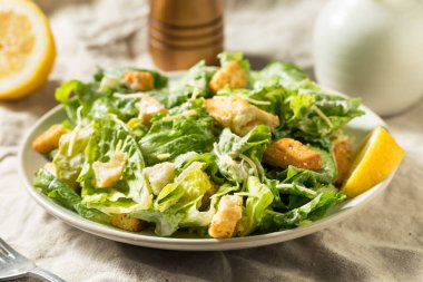 Ev yapımı sağlıklı Romaine Sezar Salatası ve kıtır kıtır soslu