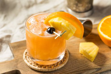 Boozy Rum Koşucu Kokteyli PIneapple ve Orange ile Tazeleniyor
