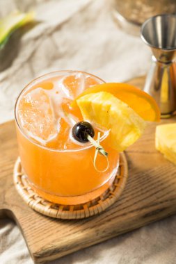 Boozy Rum Koşucu Kokteyli PIneapple ve Orange ile Tazeleniyor