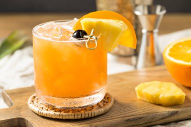 Boozy Rum Koşucu Kokteyli PIneapple ve Orange ile Tazeleniyor