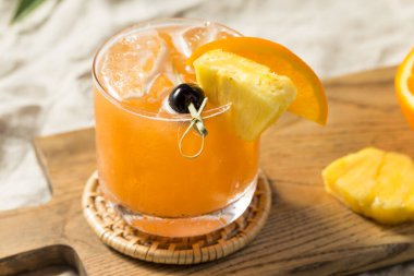 Boozy Rum Koşucu Kokteyli PIneapple ve Orange ile Tazeleniyor