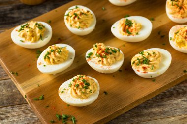 Pişmiş organik haşlanmış soğanlı yumurta ve Paprika.