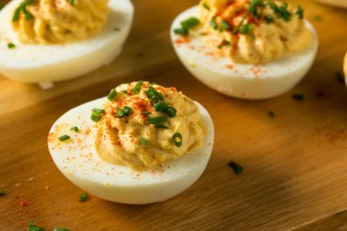 Pişmiş organik haşlanmış soğanlı yumurta ve Paprika.