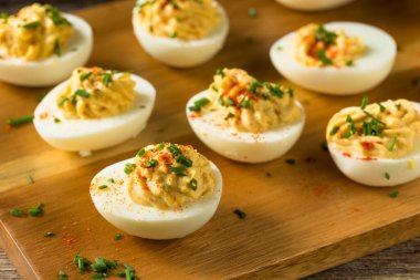 Pişmiş organik haşlanmış soğanlı yumurta ve Paprika.