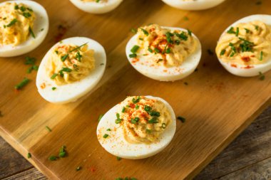 Pişmiş organik haşlanmış soğanlı yumurta ve Paprika.