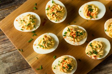 Pişmiş organik haşlanmış soğanlı yumurta ve Paprika.