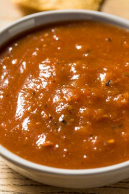 Ev yapımı domates salsası ve patates cipsi.