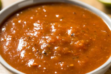 Ev yapımı domates salsası ve patates cipsi.