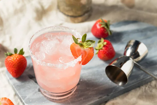 Boozy Uppfriskande Cold Strawberry Margarita Med Tequila Och Lime — Stockfoto