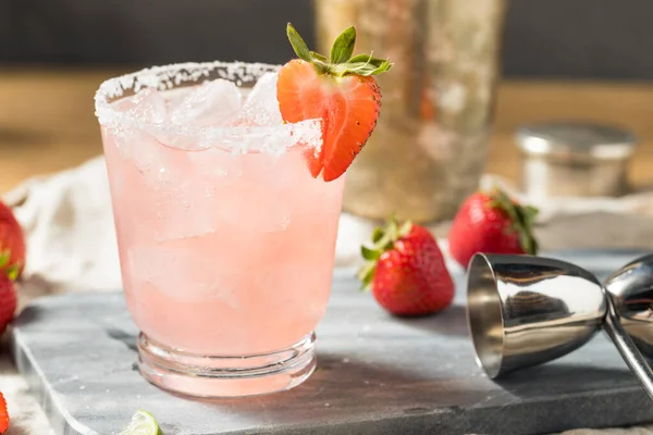 Boozy Uppfriskande Cold Strawberry Margarita Med Tequila Och Lime — Stockfoto