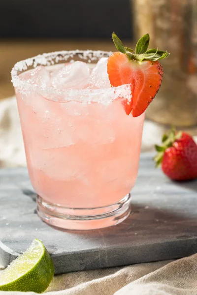 Boozy Erfrischende Kalte Erdbeer Margarita Mit Tequila Und Limette — Stockfoto