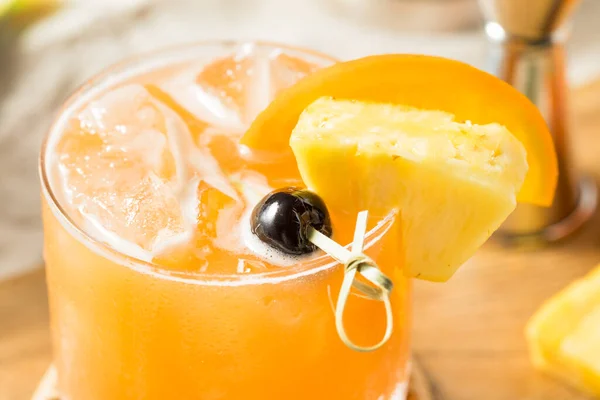 Verfrissende Boozy Rum Runner Cocktail Met Ananas Sinaasappel — Stockfoto