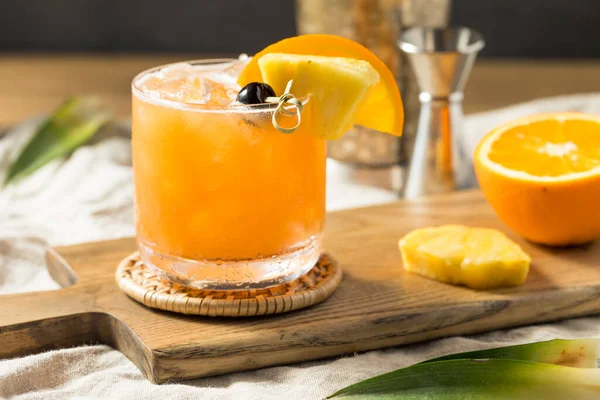 Erfrischender Boozy Rum Runner Cocktail Mit Pineapple Und Orange — Stockfoto