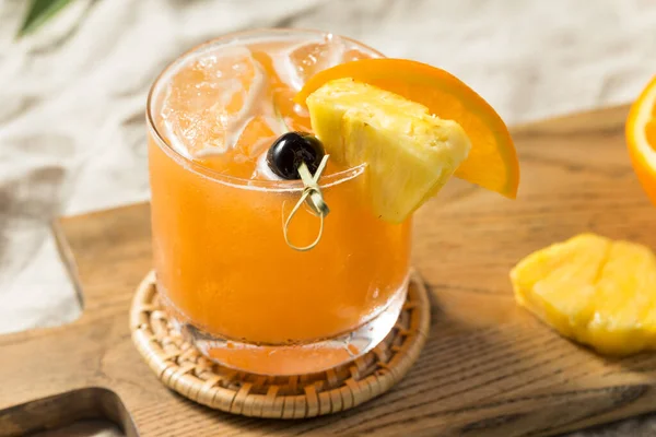 Refrescante Cóctel Boozy Rum Runner Con Pineapple Naranja — Foto de Stock