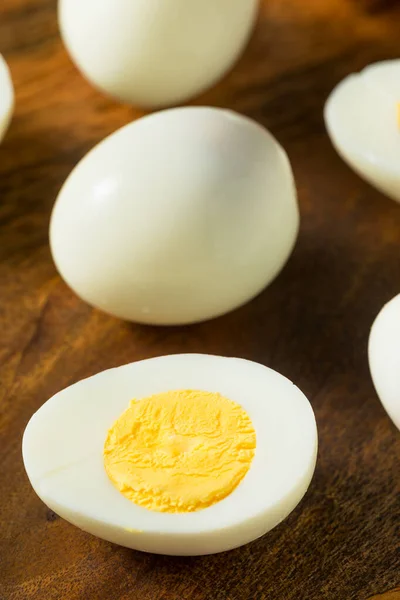 有机笼免费煮熟的鸡蛋准备吃 — 图库照片