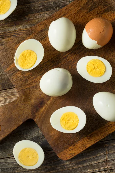 有机笼免费煮熟的鸡蛋准备吃 — 图库照片