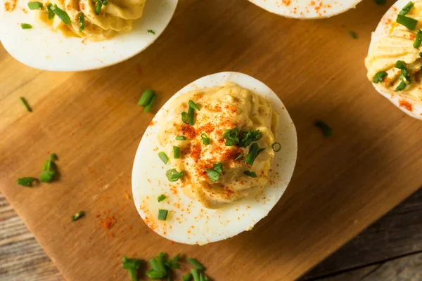 Gekookte Biologische Hardgekookte Eieren Met Bieslook Paprika — Stockfoto