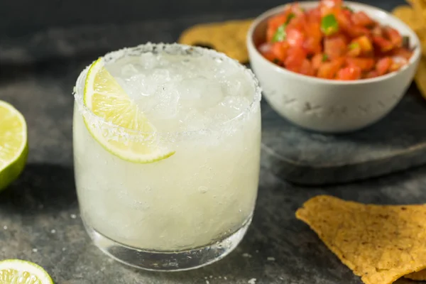 Caseiro Tequila Limão Margarita Com Chips Salsa — Fotografia de Stock