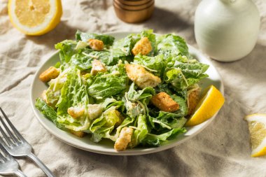 Ev yapımı sağlıklı Romaine Sezar Salatası ve kıtır kıtır soslu