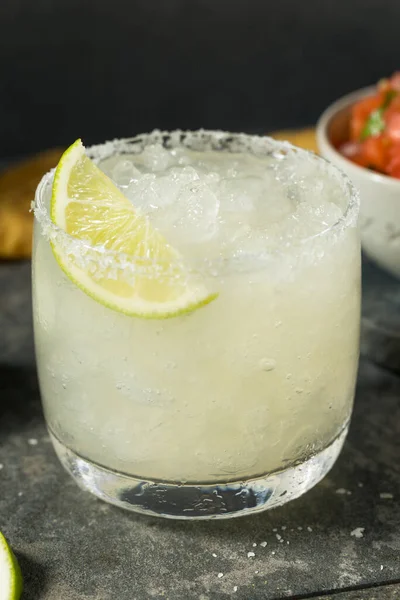 Zelfgemaakte Tequila Lime Margarita Met Chips Salsa — Stockfoto
