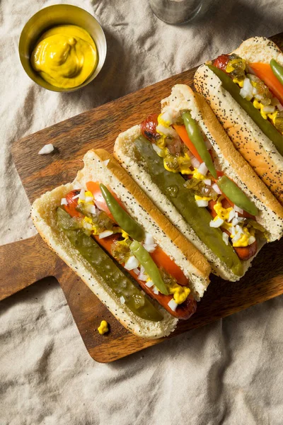 Házi Készítésű Chicagói Stílusú Hot Dogok Mustáros Hagymával Hagymával — Stock Fotó