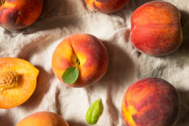 Çiğ Portakal Organik Şeftali Yemeye Hazır