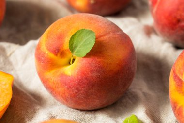 Çiğ Portakal Organik Şeftali Yemeye Hazır