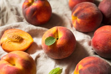 Çiğ Portakal Organik Şeftali Yemeye Hazır