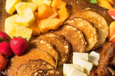 Meyve ve pastırmalı ev yapımı Pankek Şarküteri Kurulu