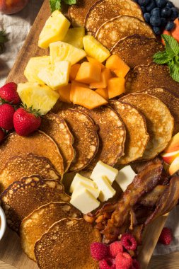 Meyve ve pastırmalı ev yapımı Pankek Şarküteri Kurulu