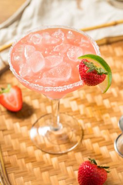 Limonlu tekila ve çilekli Margarita.