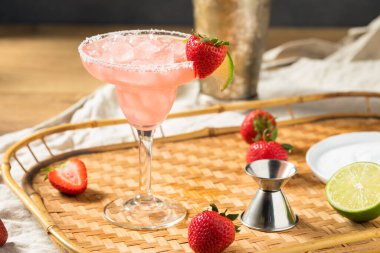 Limonlu tekila ve çilekli Margarita.