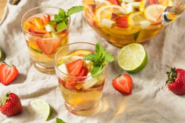 Meyve ve Elmalı Beyaz Şarap İçen Ayyaş