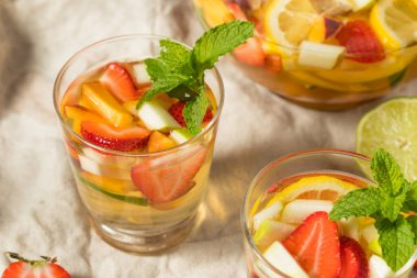 Meyve ve Elmalı Beyaz Şarap İçen Ayyaş