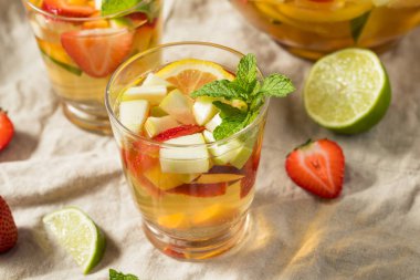 Meyve ve Elmalı Beyaz Şarap İçen Ayyaş