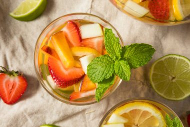 Meyve ve Elmalı Beyaz Şarap İçen Ayyaş